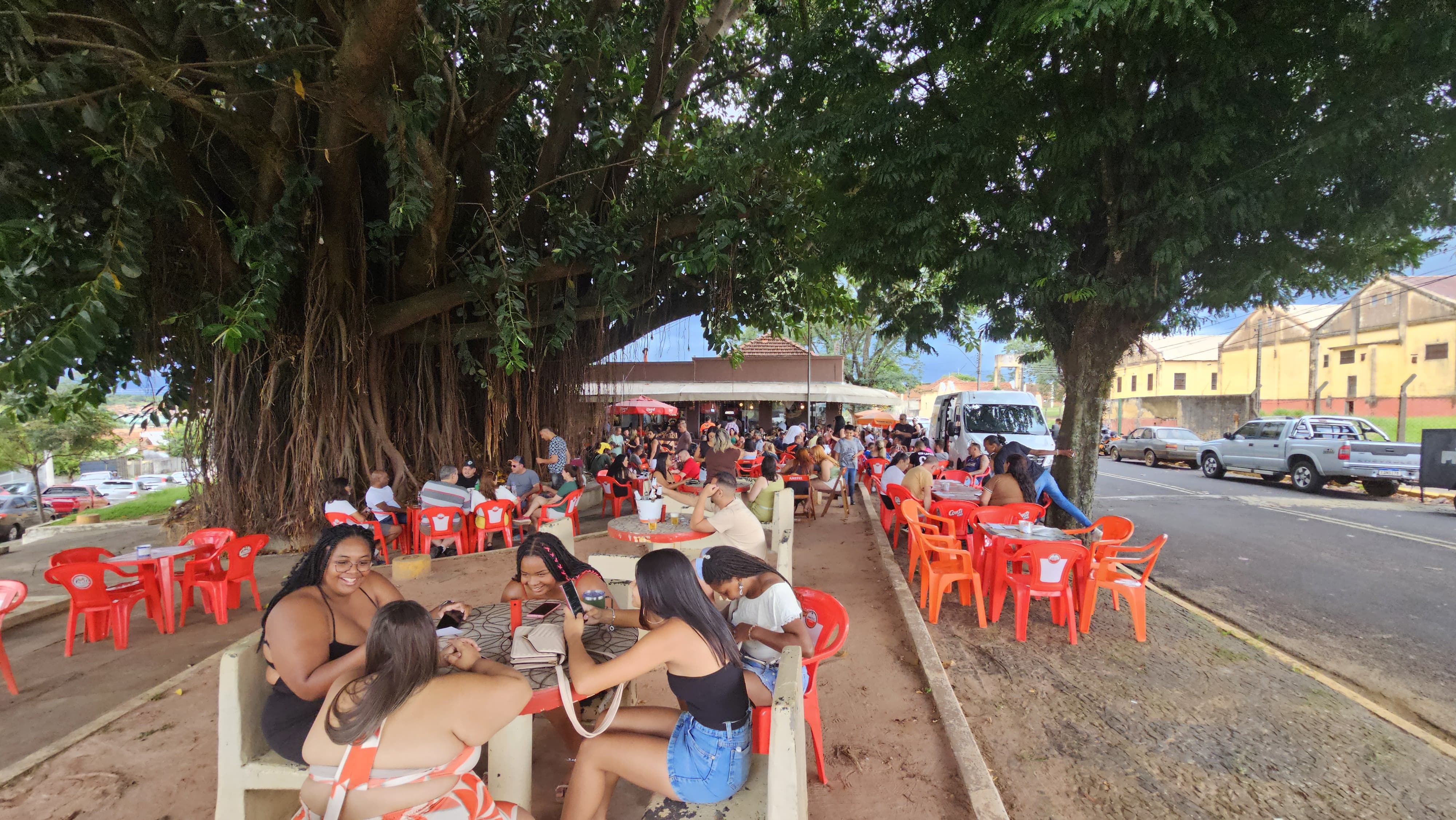 Nem a chuva parou o pagode: Pradella lota o Boteco da Figueira em tarde histórica