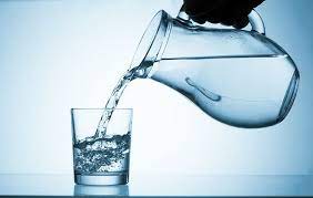  Água na medida certa e alguns alimentos ajudam a manter a hidratação adequada do corpo nos dias de calor intenso
